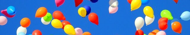 Luftballons steigen in den Himmel